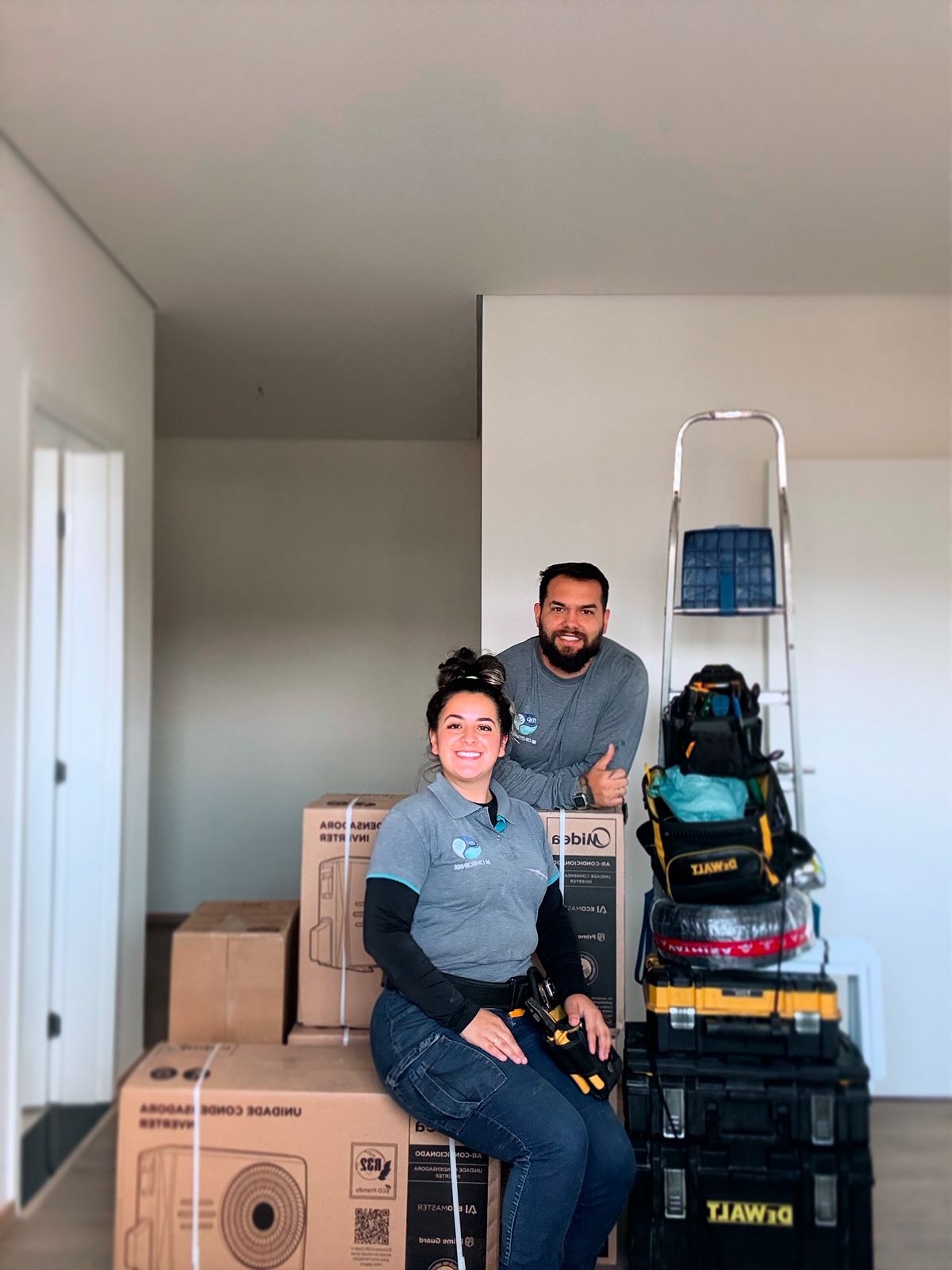 Técnico de ar condicionado trabalhando